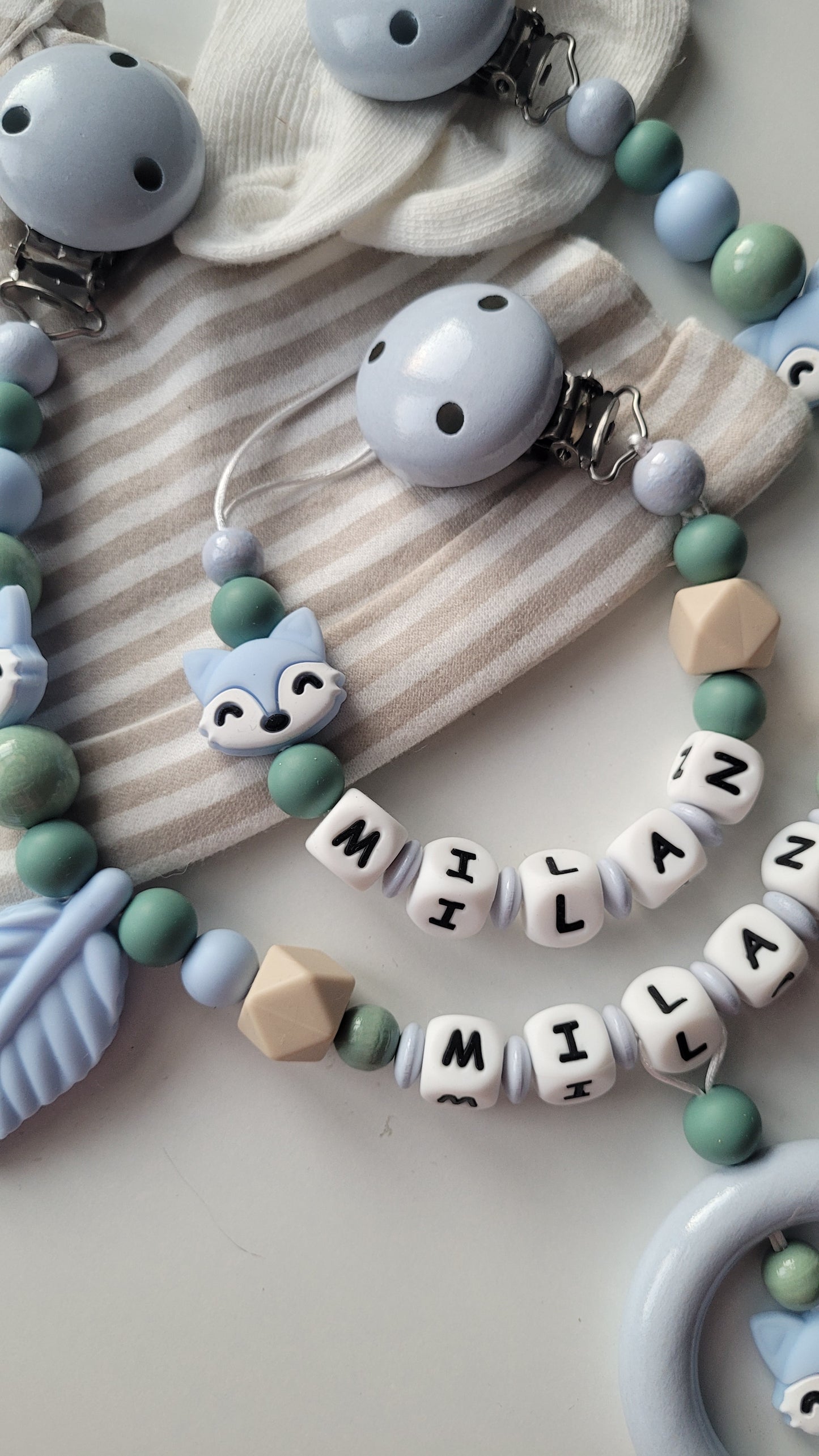 Kinderwagenkette & Schnullerkette mit Namen Fuchs & Blätter blaugrau salbei