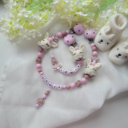 Kinderwagenkette & Schnullerkette mit Namen Hasen gehäkelt & Blumen rose
