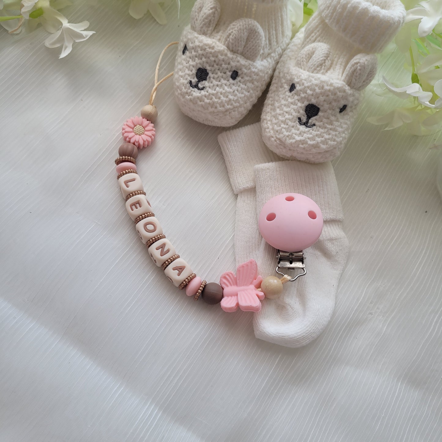 Schnullerkette mit Namen für Mädchen Schmetterling & Blume apricot braun