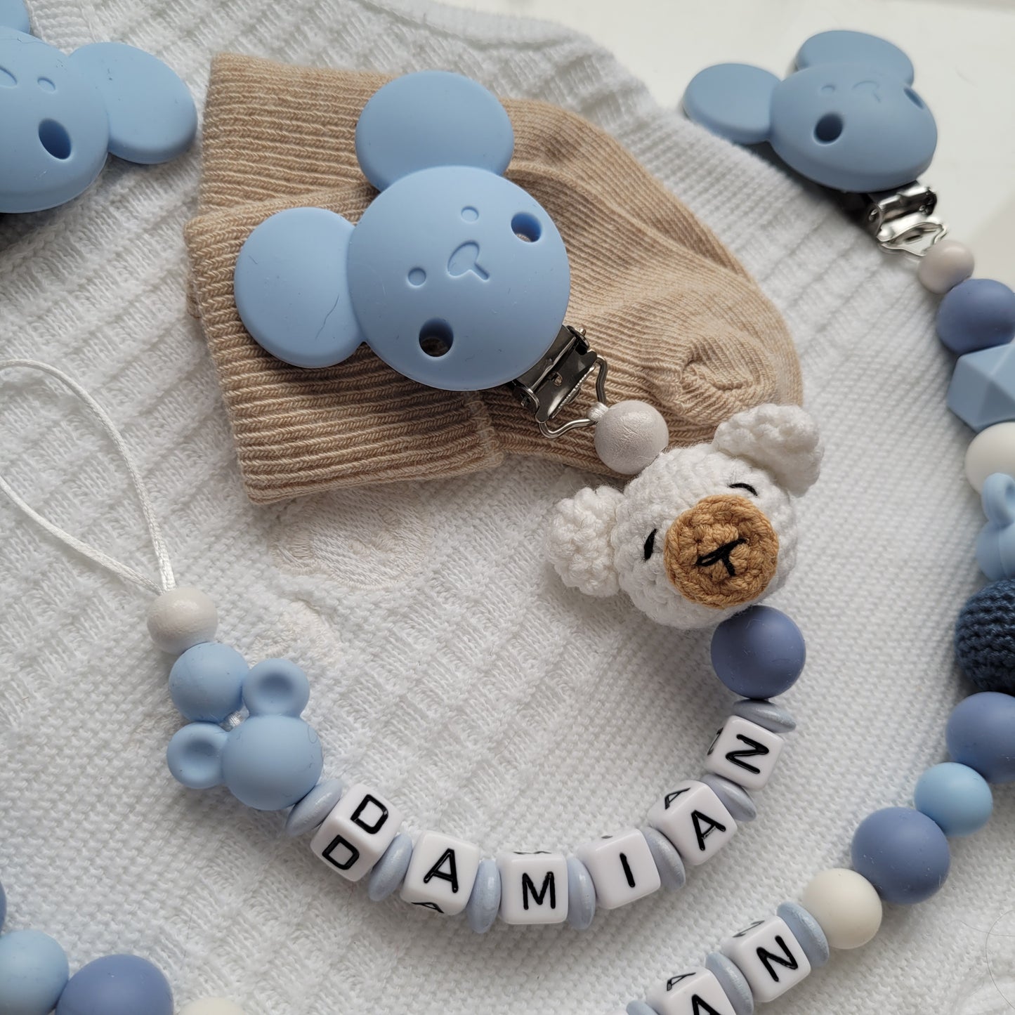 Kinderwagenkette & Schnullerkette mit Namen Teddy und Maus weiss blau
