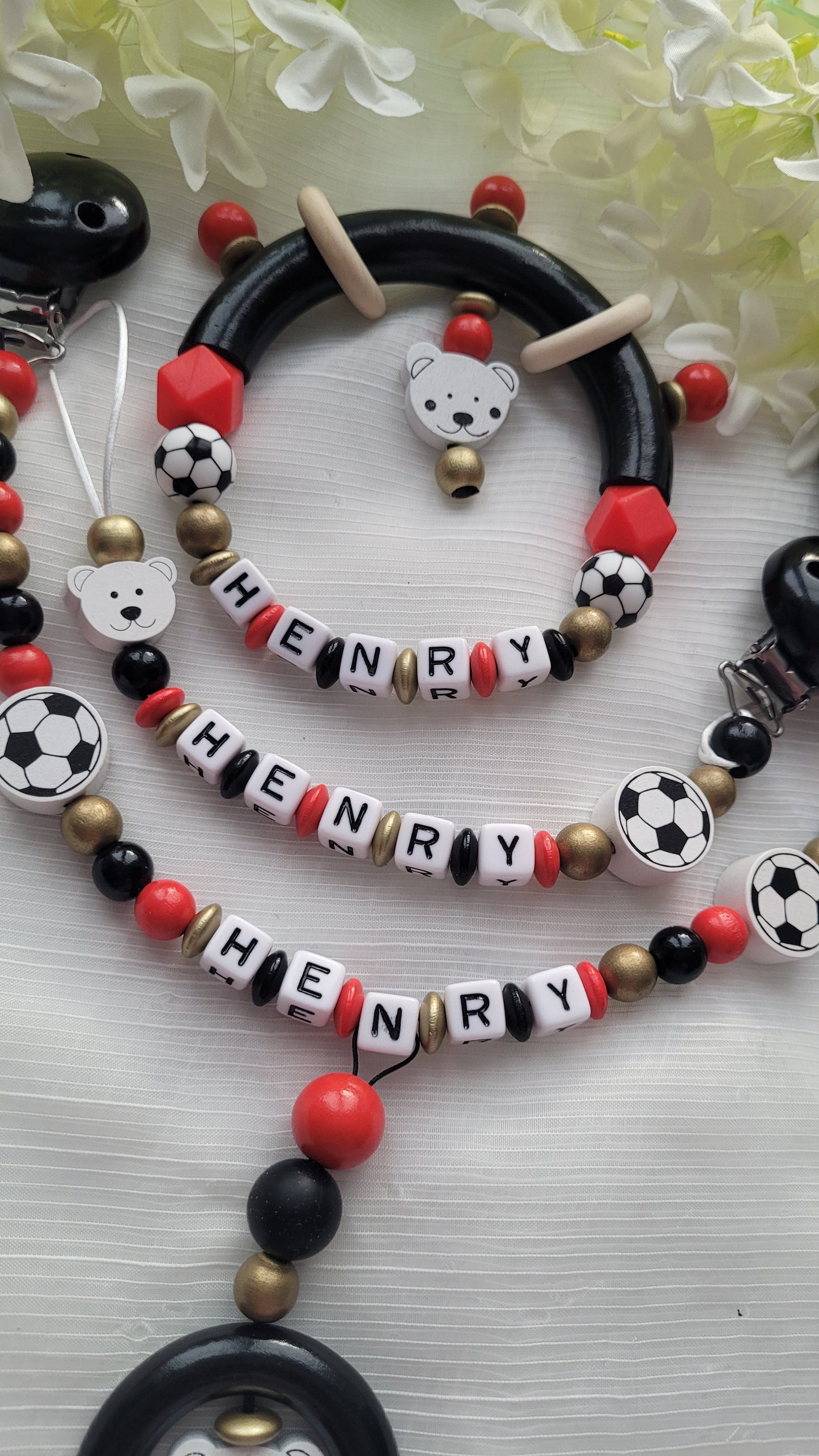 3tlg Set Schnullerkette Kinderwagenkette Greifling Fussball schwarz rot gold