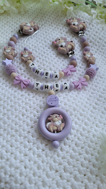 Kinderwagenkette & Schnullerkette mit Namen Hasen flieder