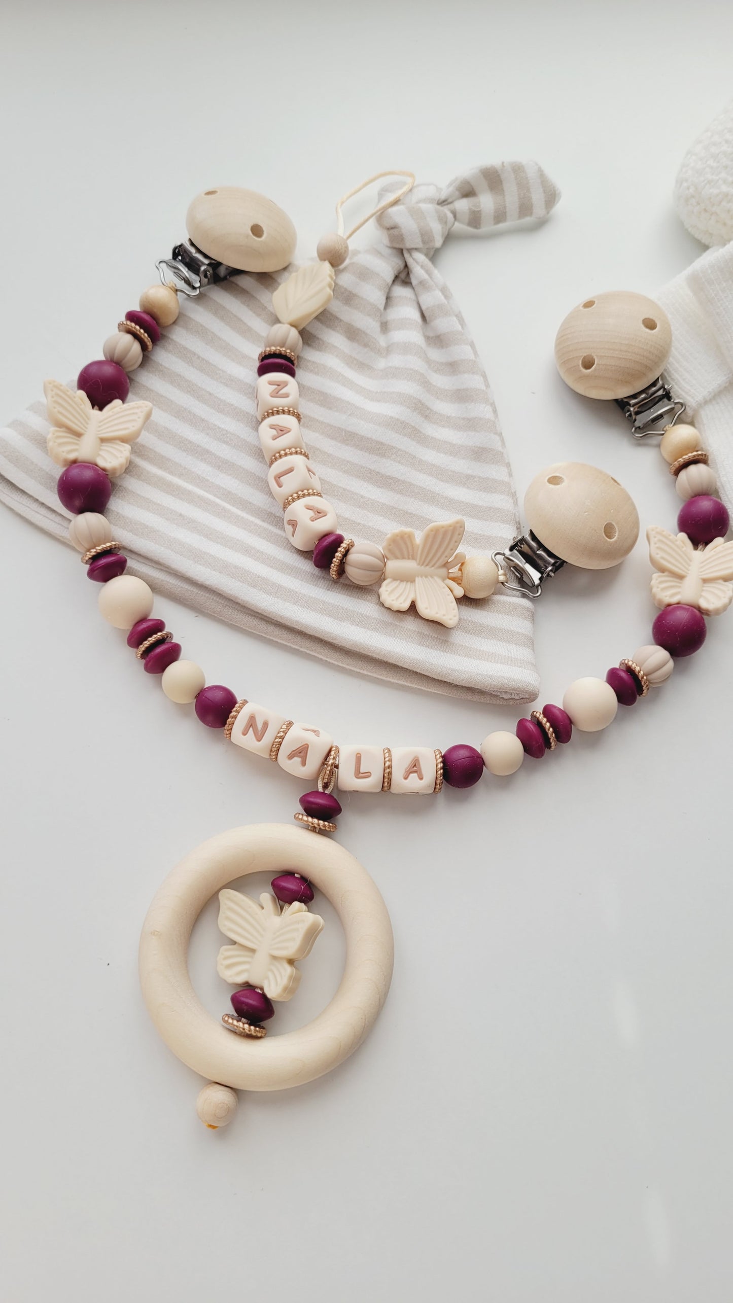 Kinderwagenkette & Schnullerkette mit Namen Schmetterling & Blatt bordaux beige braun