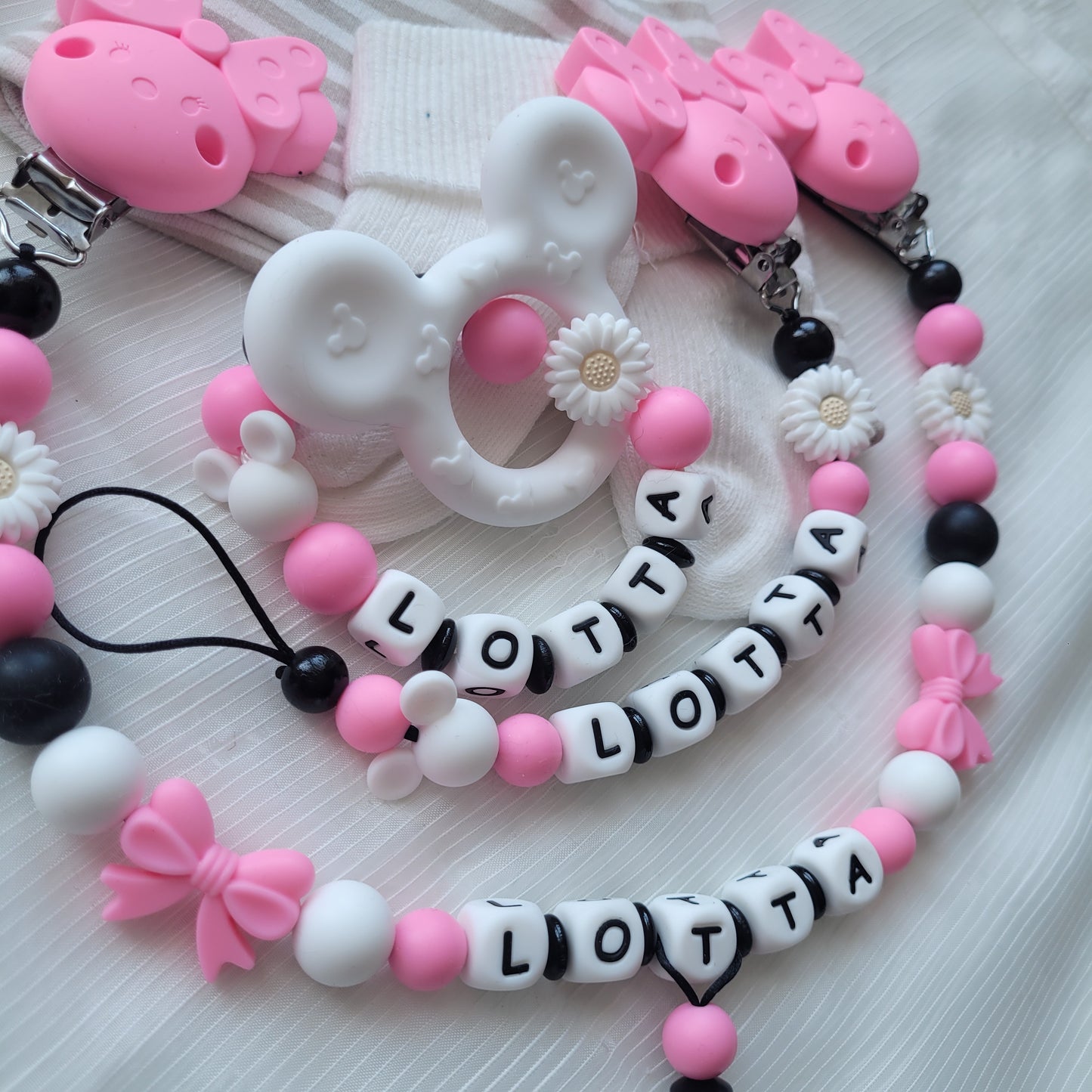 3er Set Kinderwagenkette & Schnullerkette mit Namen + Greifring für Mädchen schwarz pink weiß