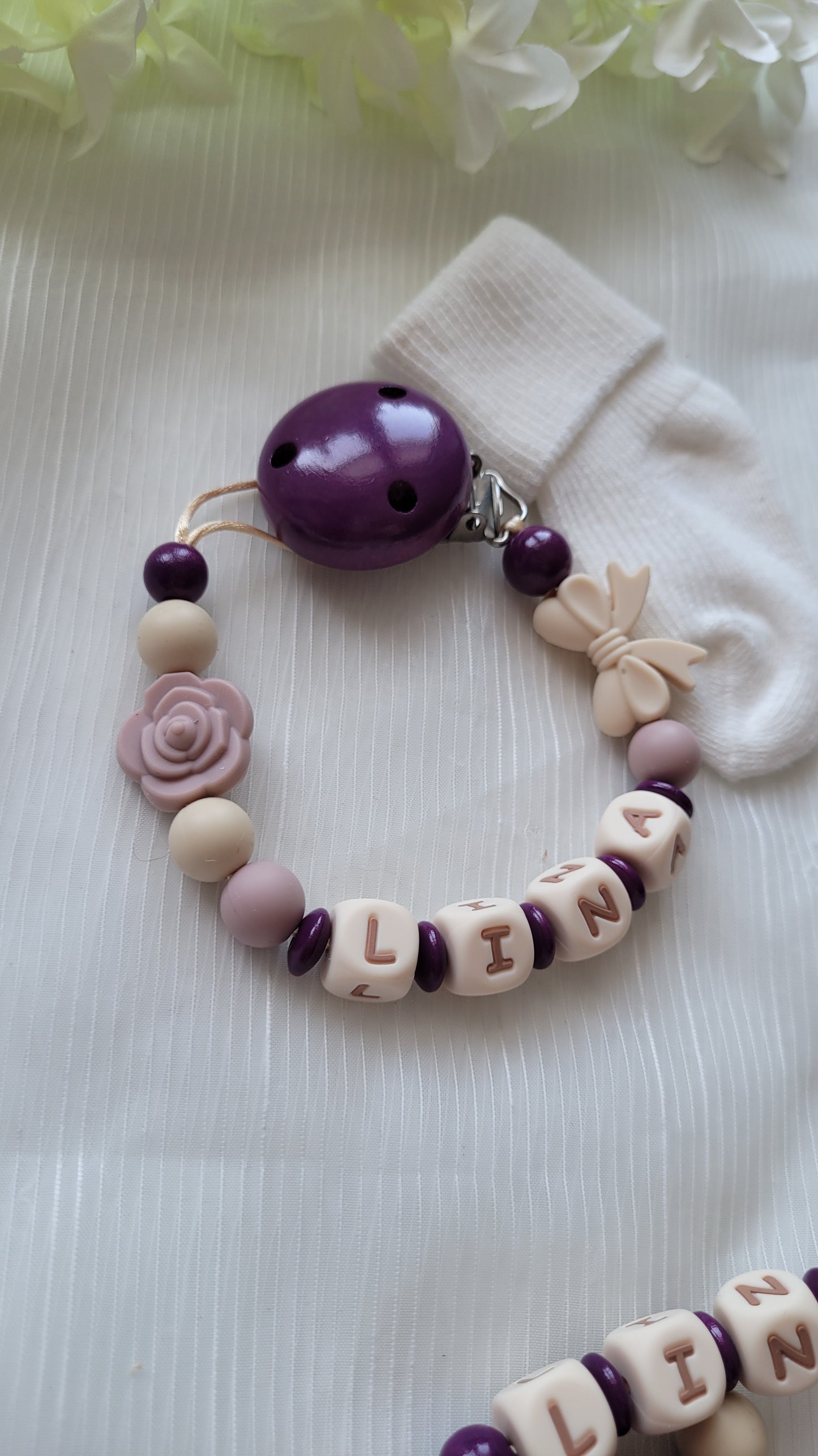 Schnullerkette mit Namen für Mädchen Blume & Schleife pflaume lila beige altrosa