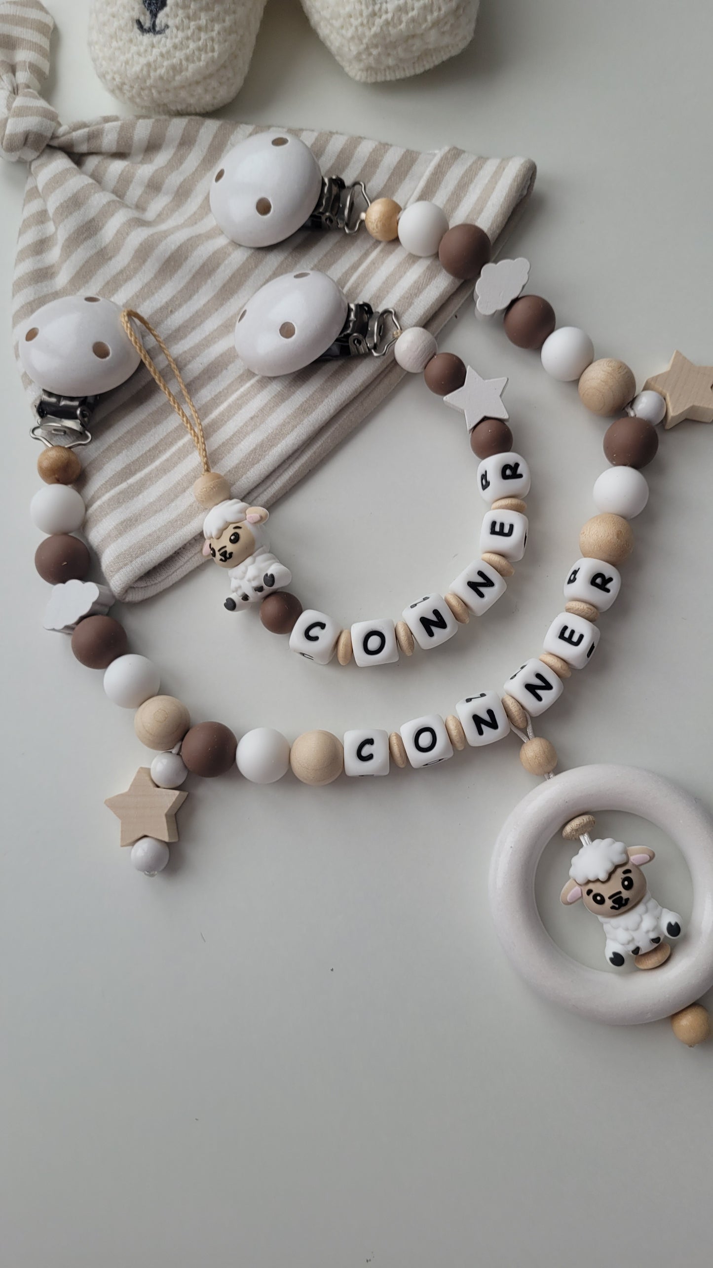 Kinderwagenkette & Schnullerkette mit Namen für Jungen Schäfchen Wolke Sterne braun weiß beige