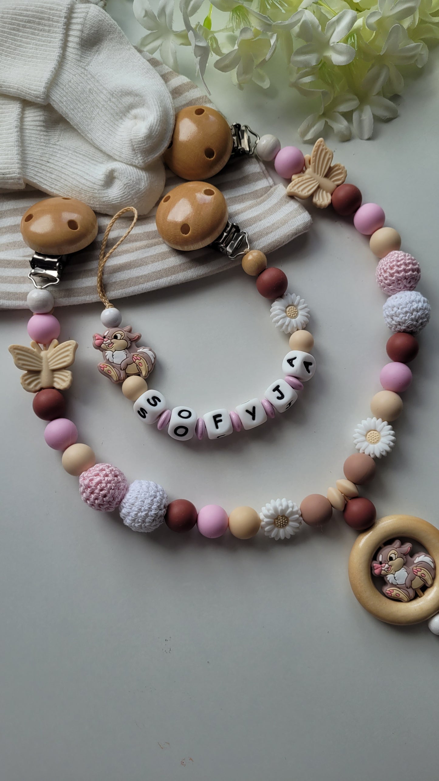 Kinderwagenkette & Schnullerkette mit Namen Schmetterling & Hase  beige braun rosa