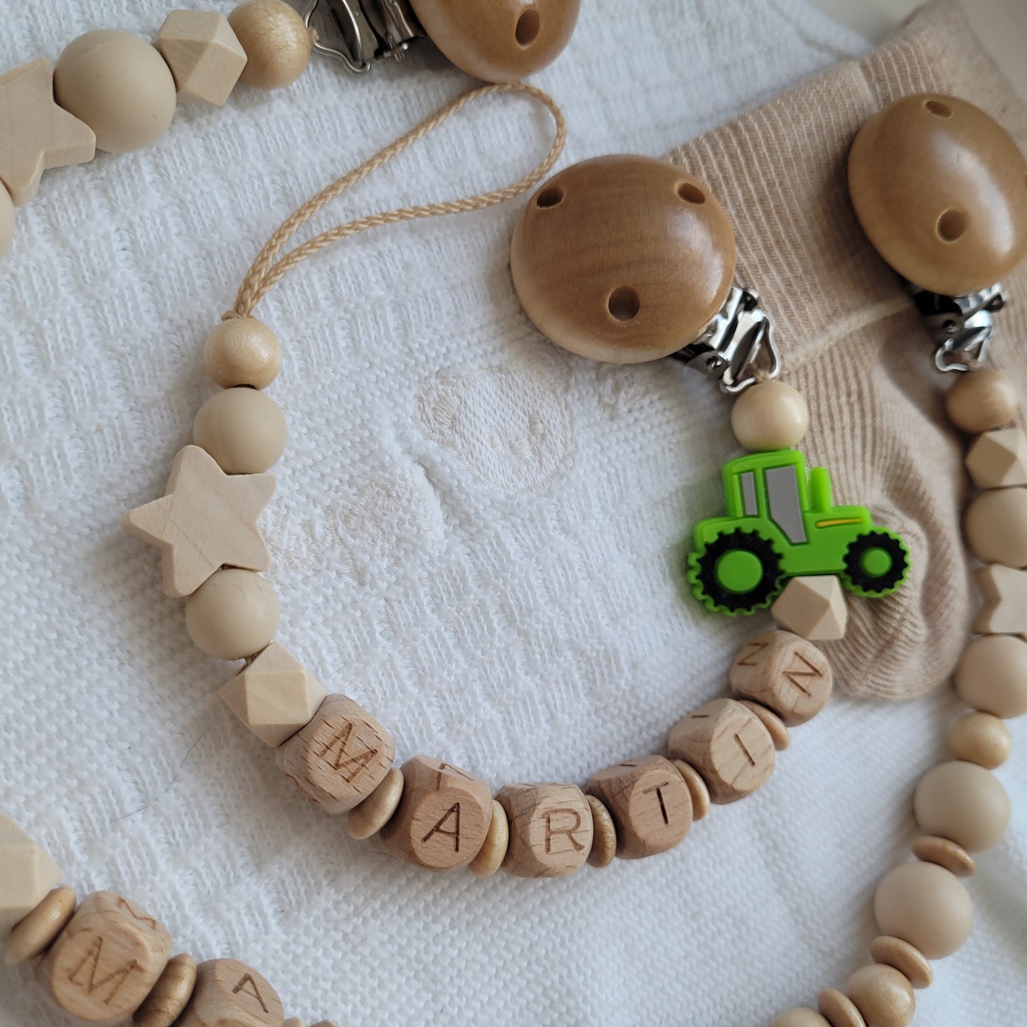 Kinderwagenkette & Schnullerkette mit Namen Traktor grün holz
