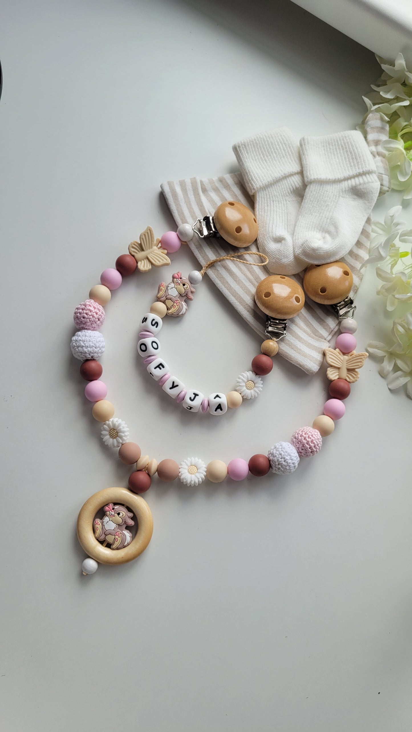 Kinderwagenkette & Schnullerkette mit Namen Schmetterling & Hase  beige braun rosa
