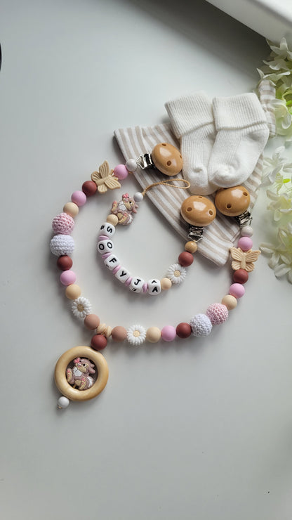 Kinderwagenkette & Schnullerkette mit Namen Schmetterling & Hase  beige braun rosa