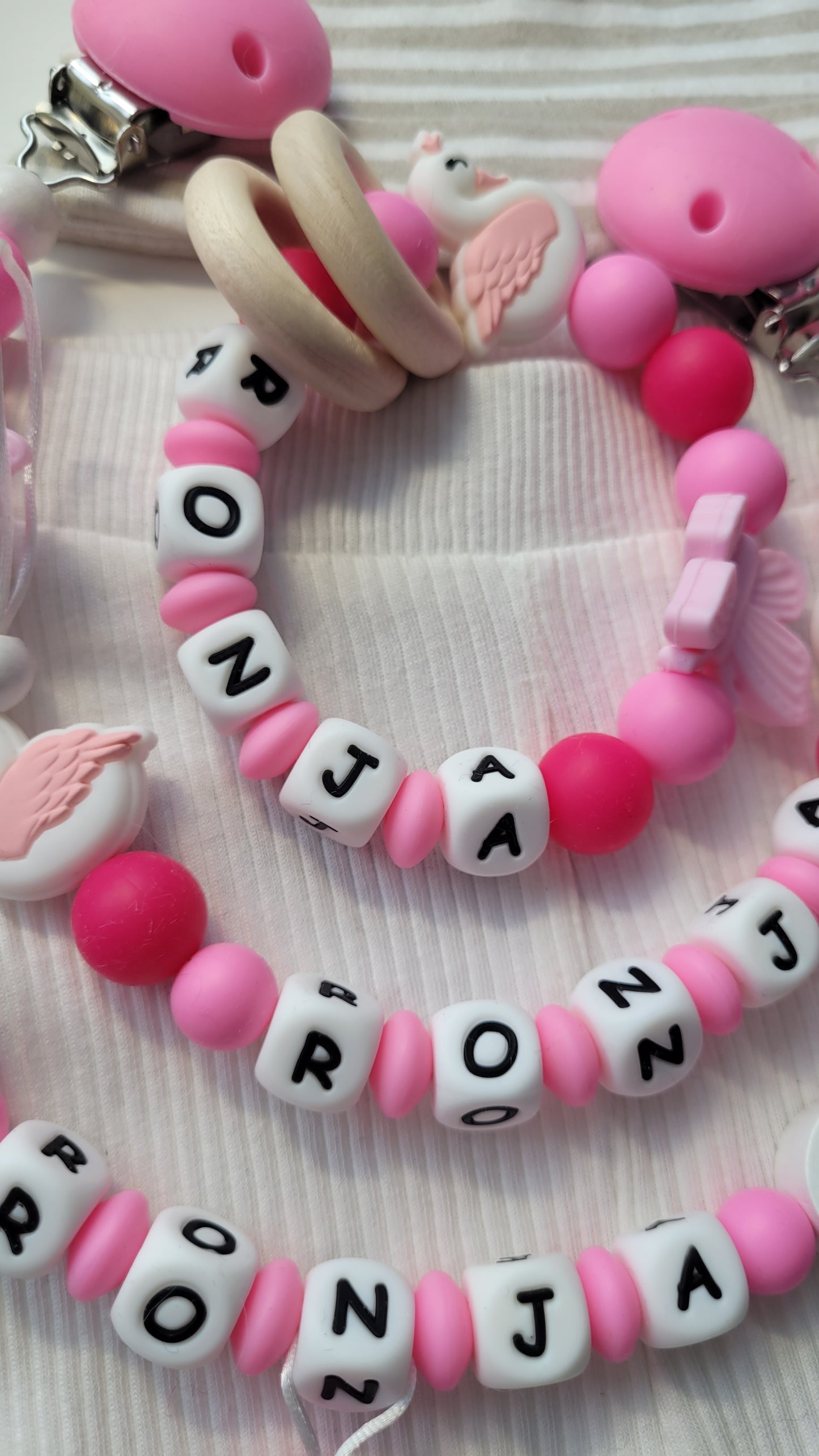 3er Set Schnullerkette Kinderwagenkette & Greifring Schwan & Blumen pink