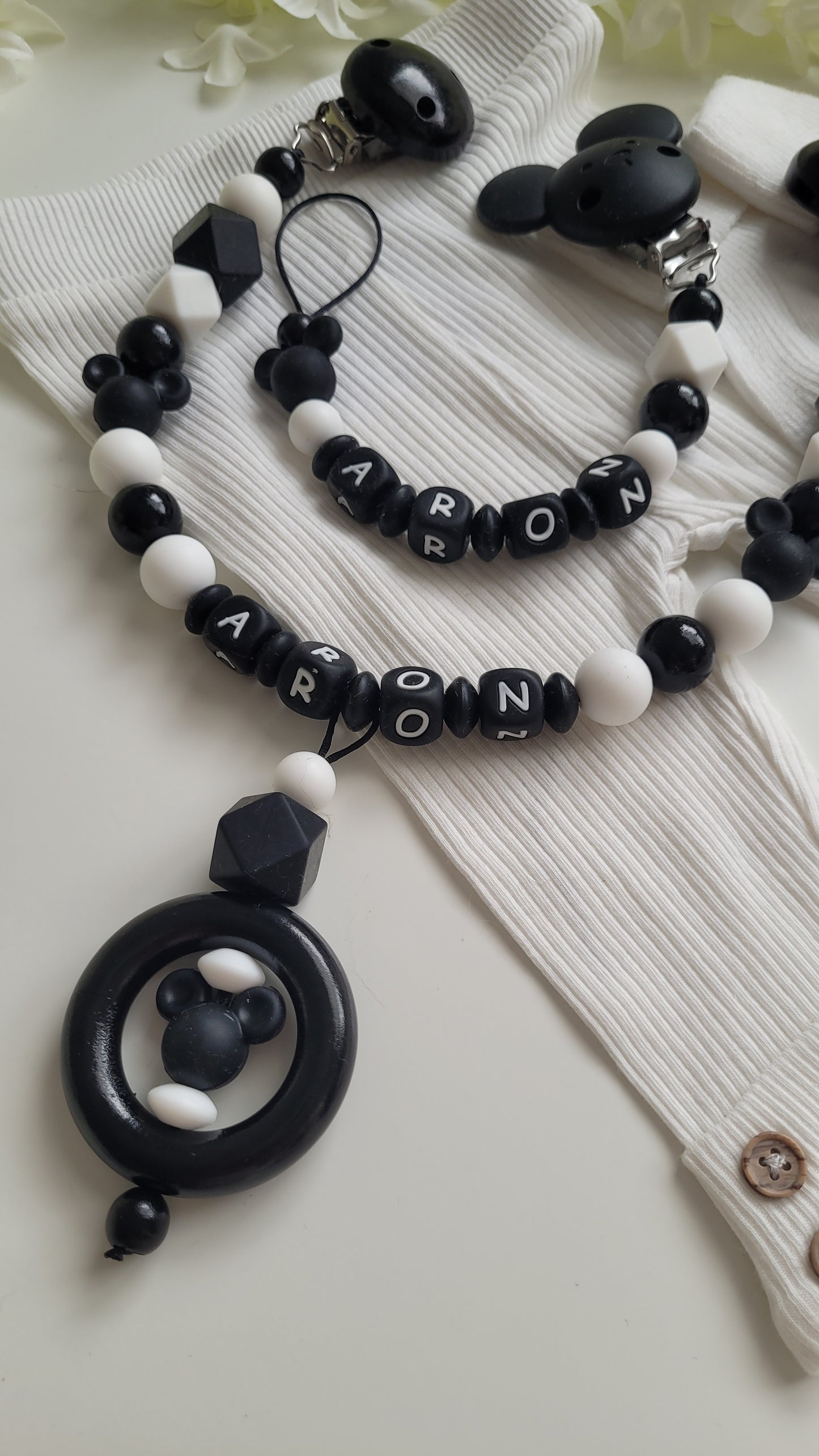 Kinderwagenkette & Schnullerkette mit Namen Maus schwarz weiß