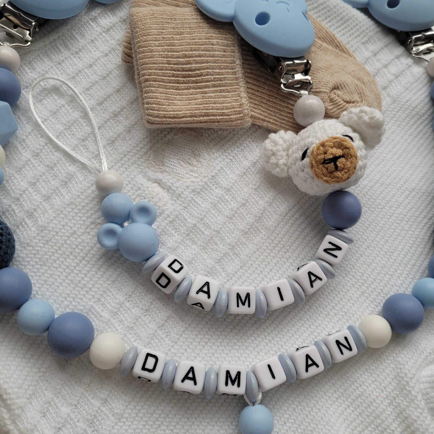 Kinderwagenkette & Schnullerkette mit Namen Teddy und Maus weiss blau