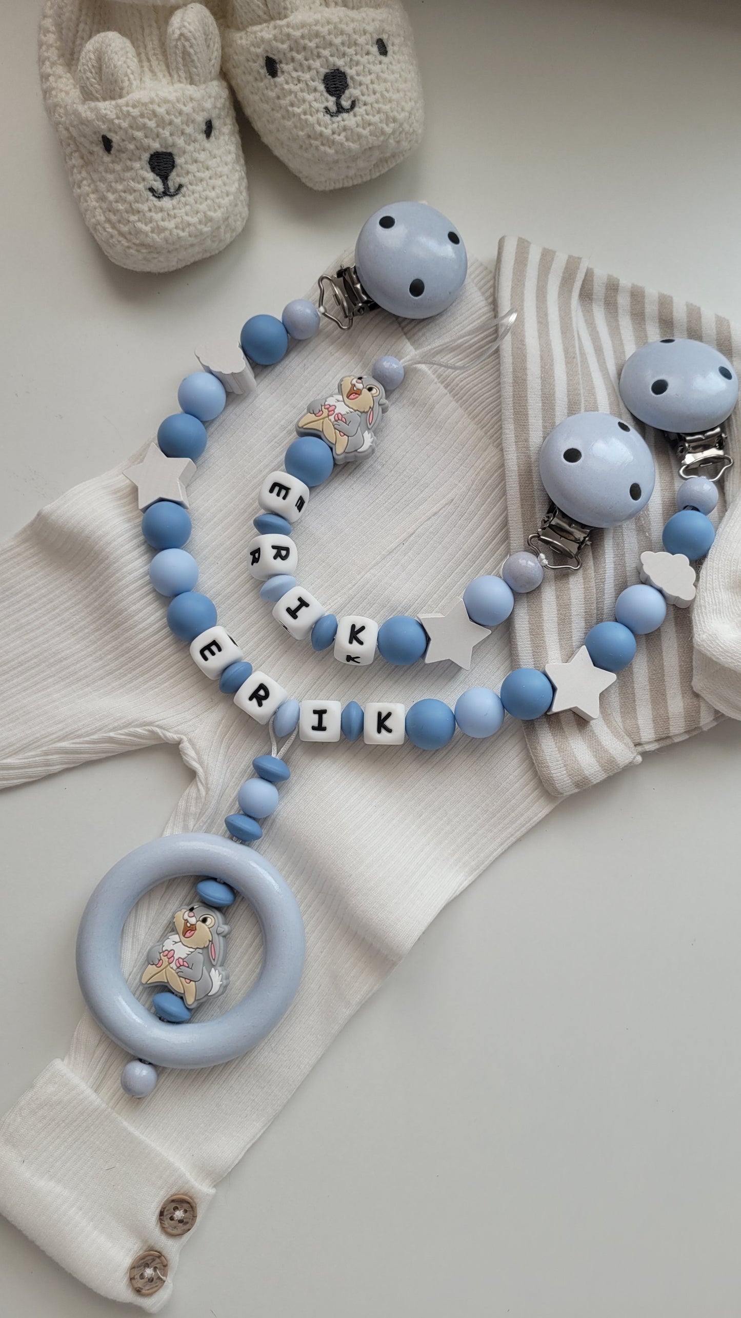 Kinderwagenkette & Schnullerkette mit Namen Hase Sterne Wolken blau