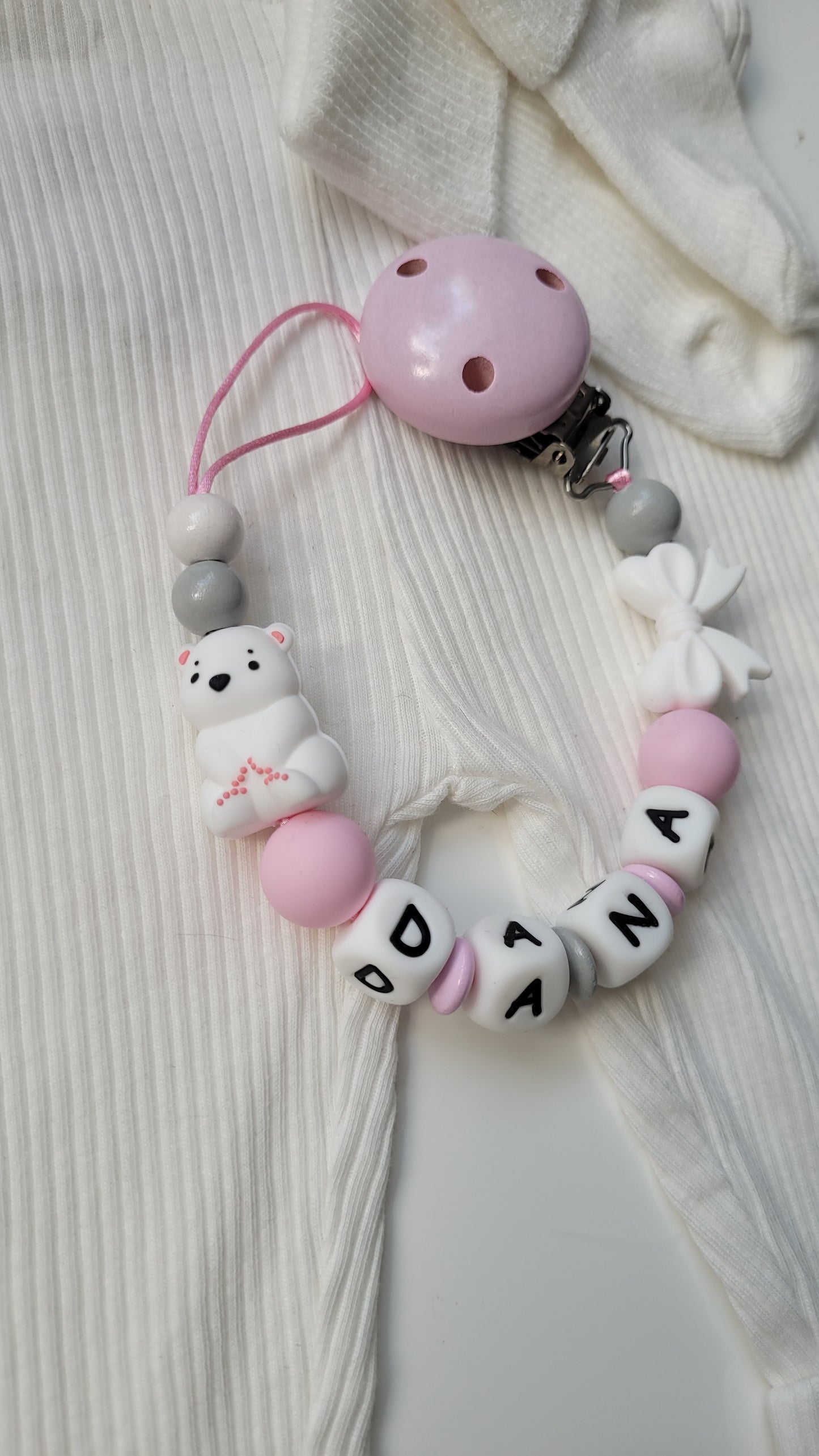 Kinderwagenkette & Schnullerkette mit Namen Eisbärchen grau rosa weiss