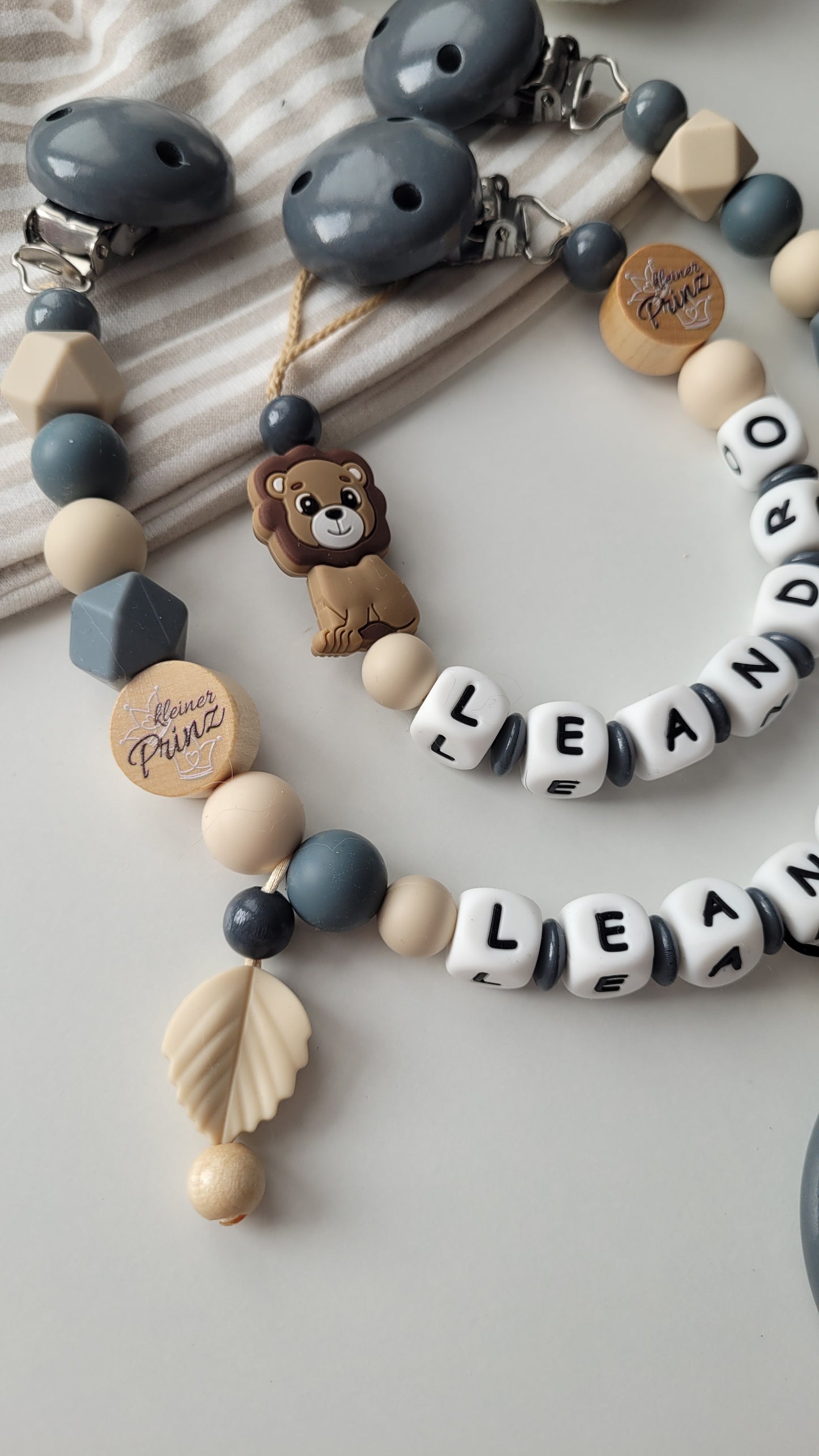 Schnullerkette Kinderwagenkette & Greifring mit Namen Löwe & Kleiner Prinz beige grau