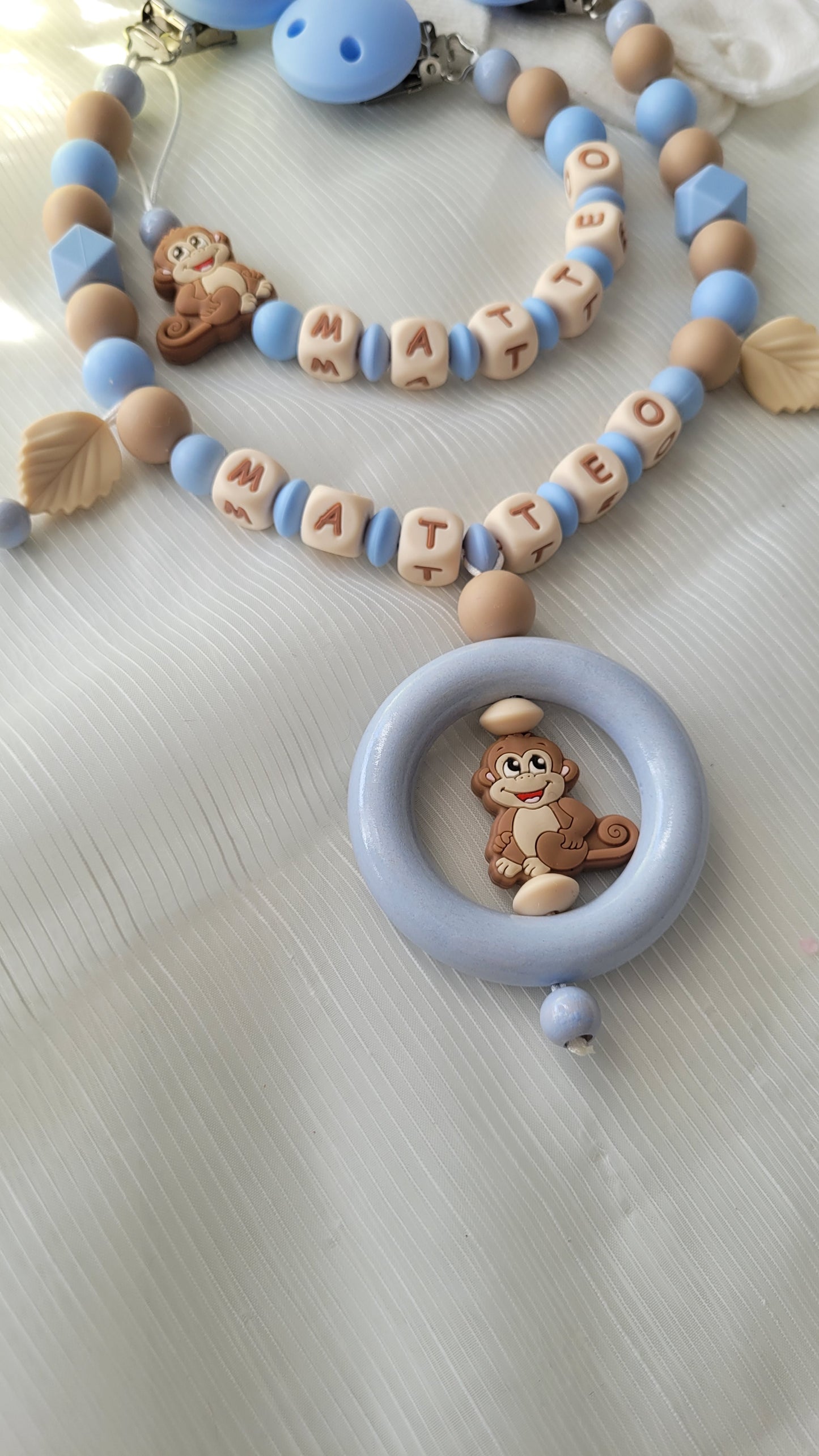 Kinderwagenkette & Schnullerkette mit Namen Äffchen blau beige silikon