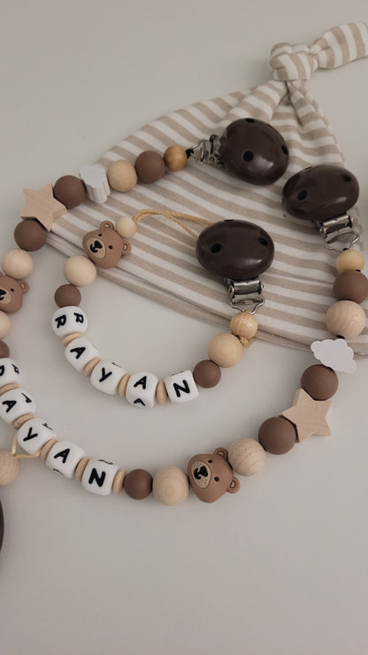 Kinderwagenkette & Schnullerkette mit Namen Teddy Sternchen und Wolken braun holz