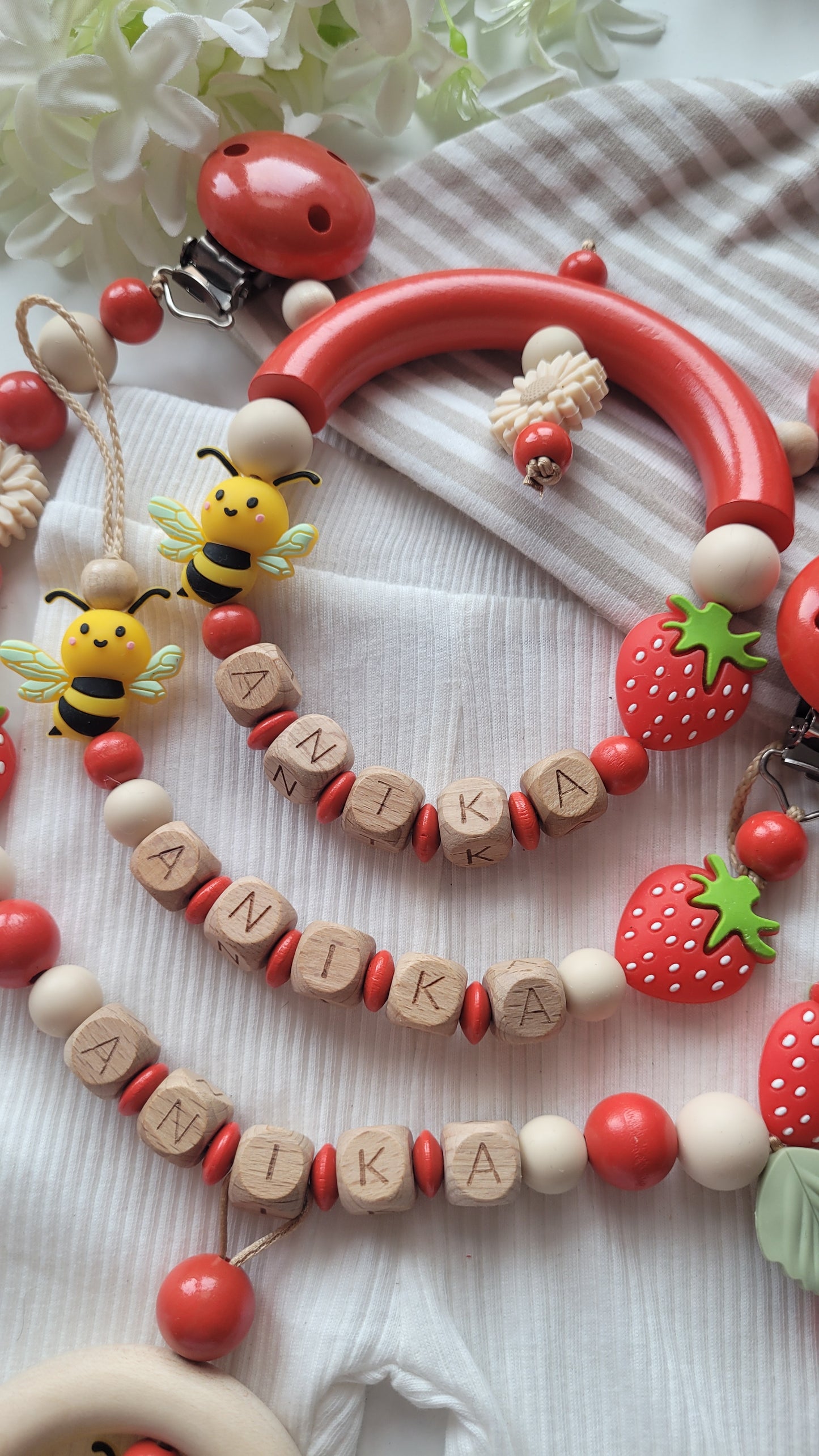 3er Set Kinderwagenkette & Schnullerkette + Greifring mit Namen für Mädchen Erdbeeren und Bienen