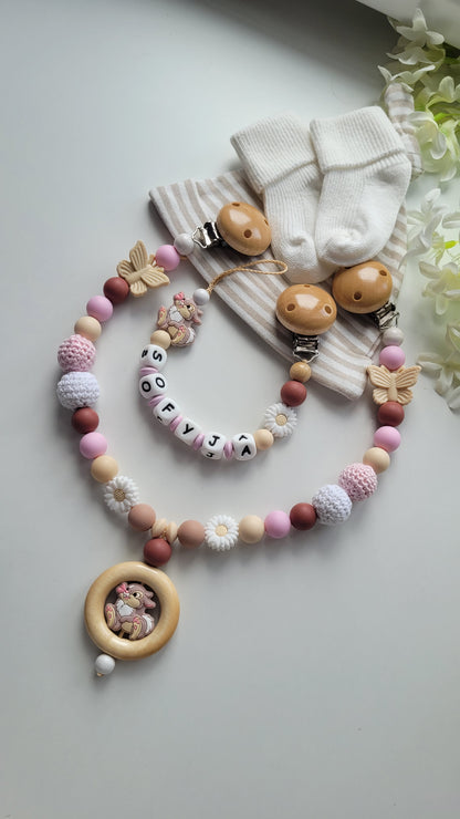 Kinderwagenkette & Schnullerkette mit Namen Schmetterling & Hase  beige braun rosa