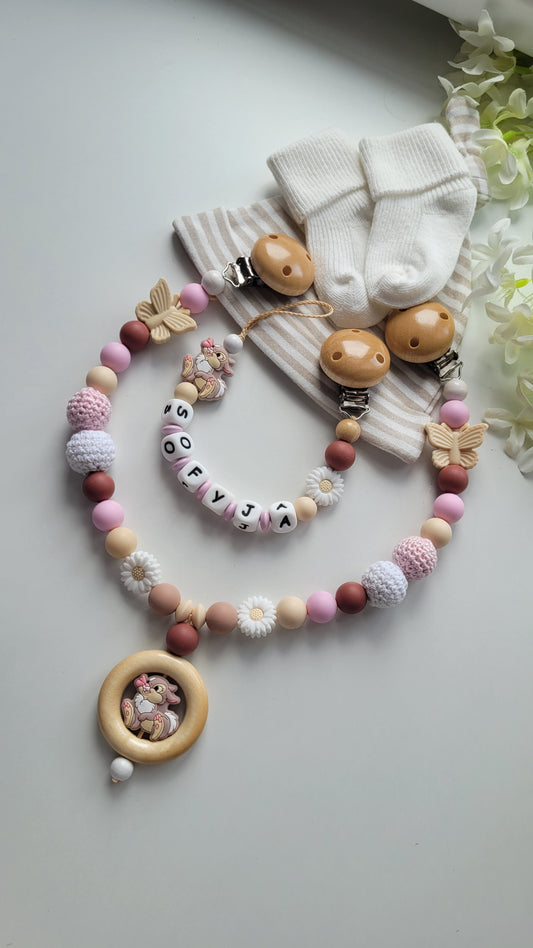 Kinderwagenkette & Schnullerkette mit Namen Schmetterling & Hase  beige braun rosa