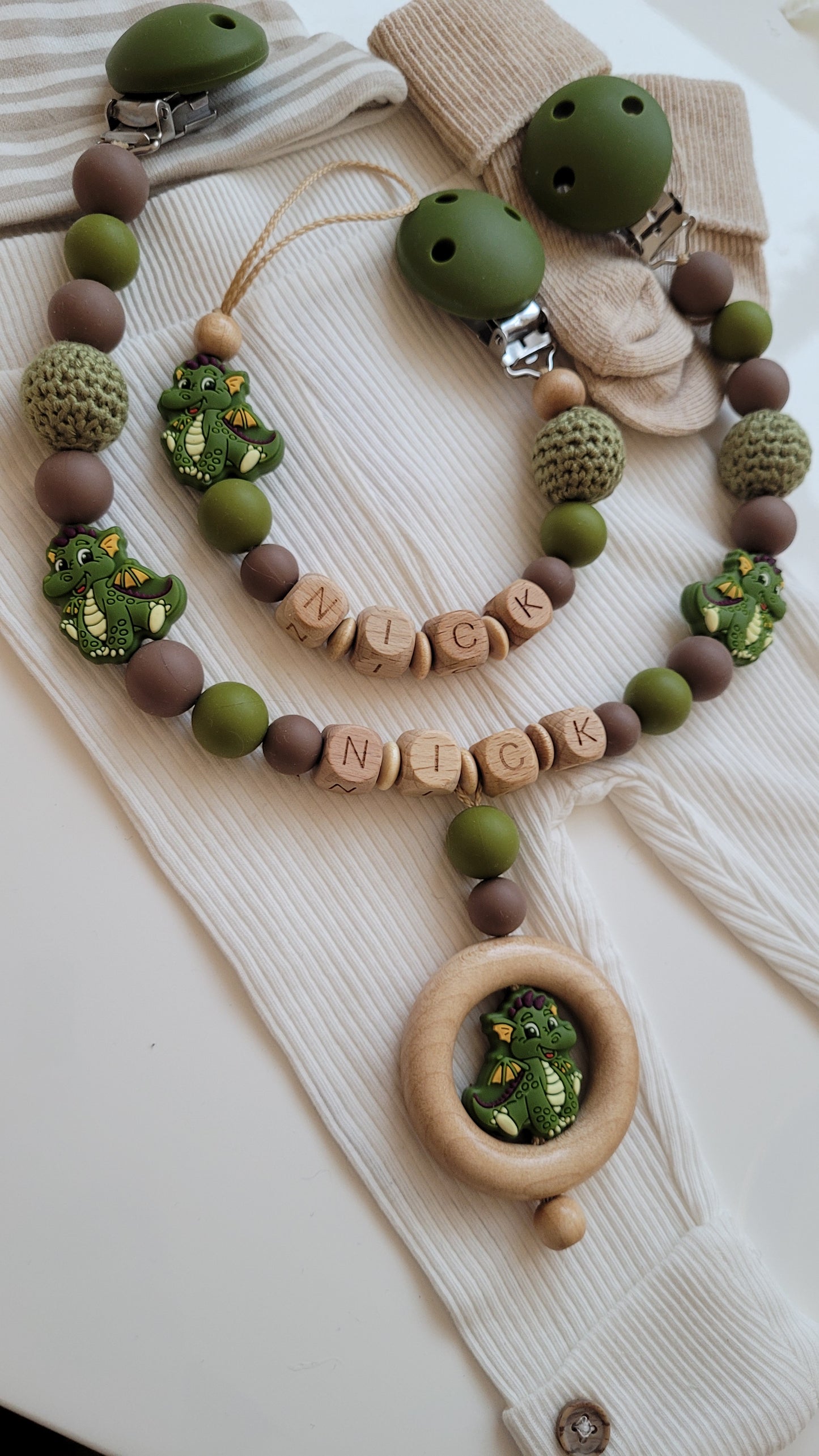 Kinderwagenkette & Schnullerkette mit Namen Drache grün holz braun