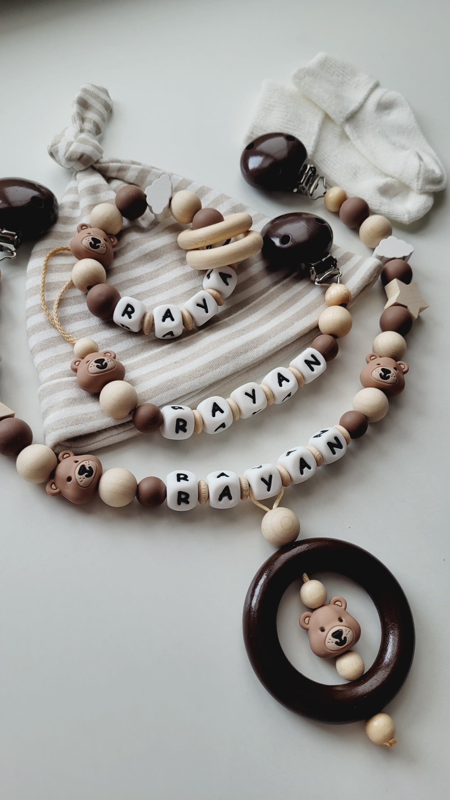 Schnullerkette Kinderwagenkette & Beissring mit Namen Teddybär Sterne & Wolken beige braun