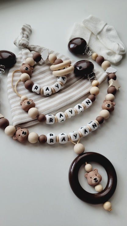 Schnullerkette Kinderwagenkette & Beissring mit Namen Teddybär Sterne & Wolken beige braun