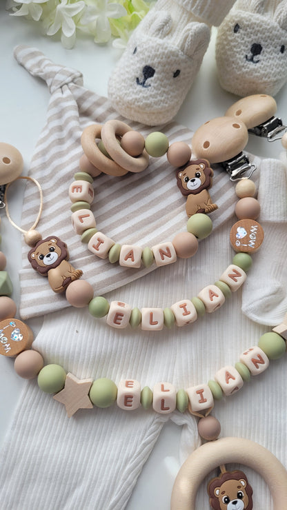 3er Set Schnullerkette Kinderwagenkette & Greifring mit Namen Löwe & i love Mom und Dad salbei beige