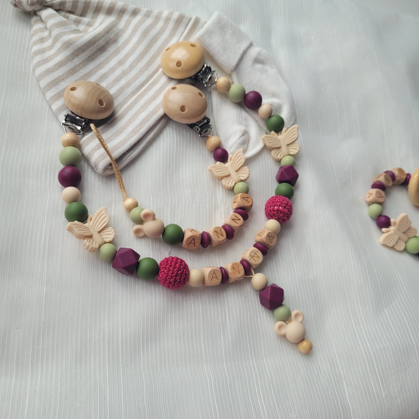Kinderwagenkette & Schnullerkette mit Namen Maus & Schmetterling  brombeer beige grün