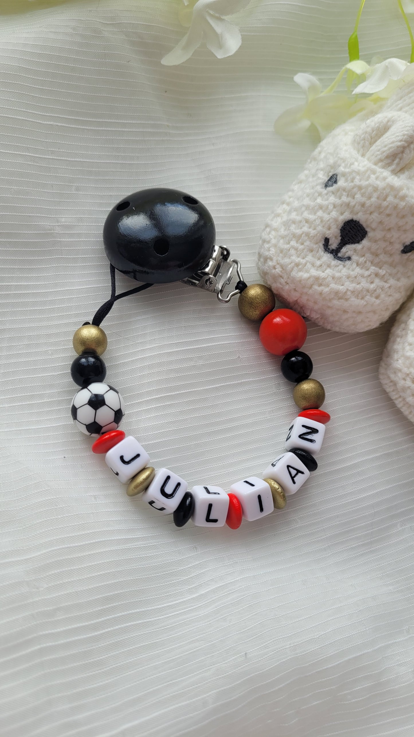 Schnullerkette mit Namen für Jungen Fussball schwarz rot gold