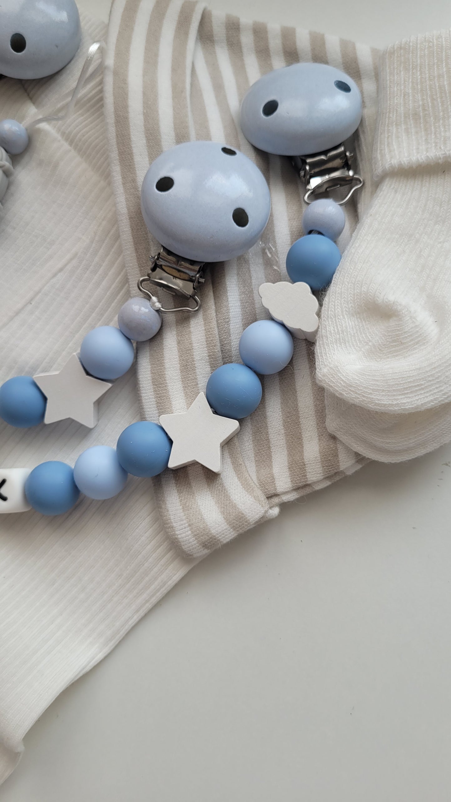 Kinderwagenkette & Schnullerkette mit Namen Hase Sterne Wolken blau
