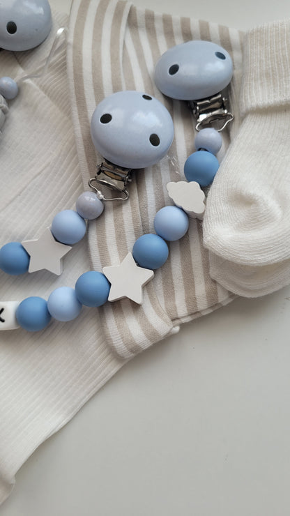 Kinderwagenkette & Schnullerkette mit Namen Hase Sterne Wolken blau