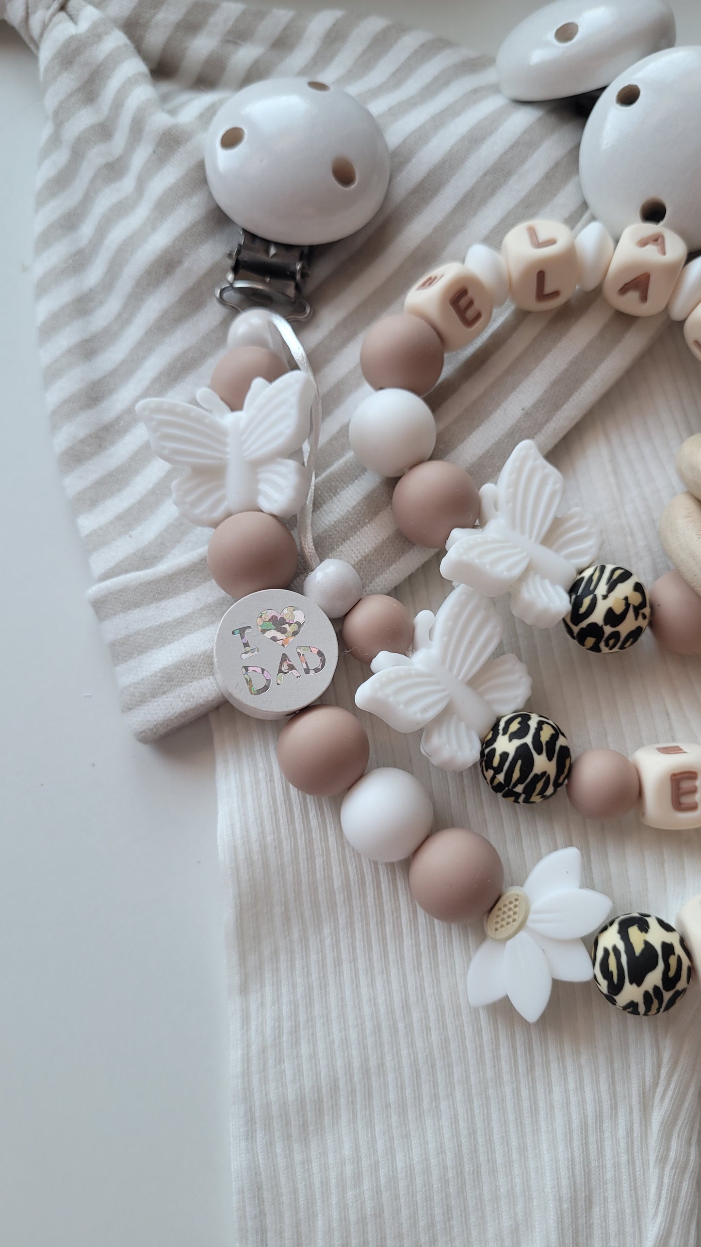 3er Set Schnullerkette Kinderwagenkette & Beissring mit Namen  Schmetterlinge leo weiss taupe