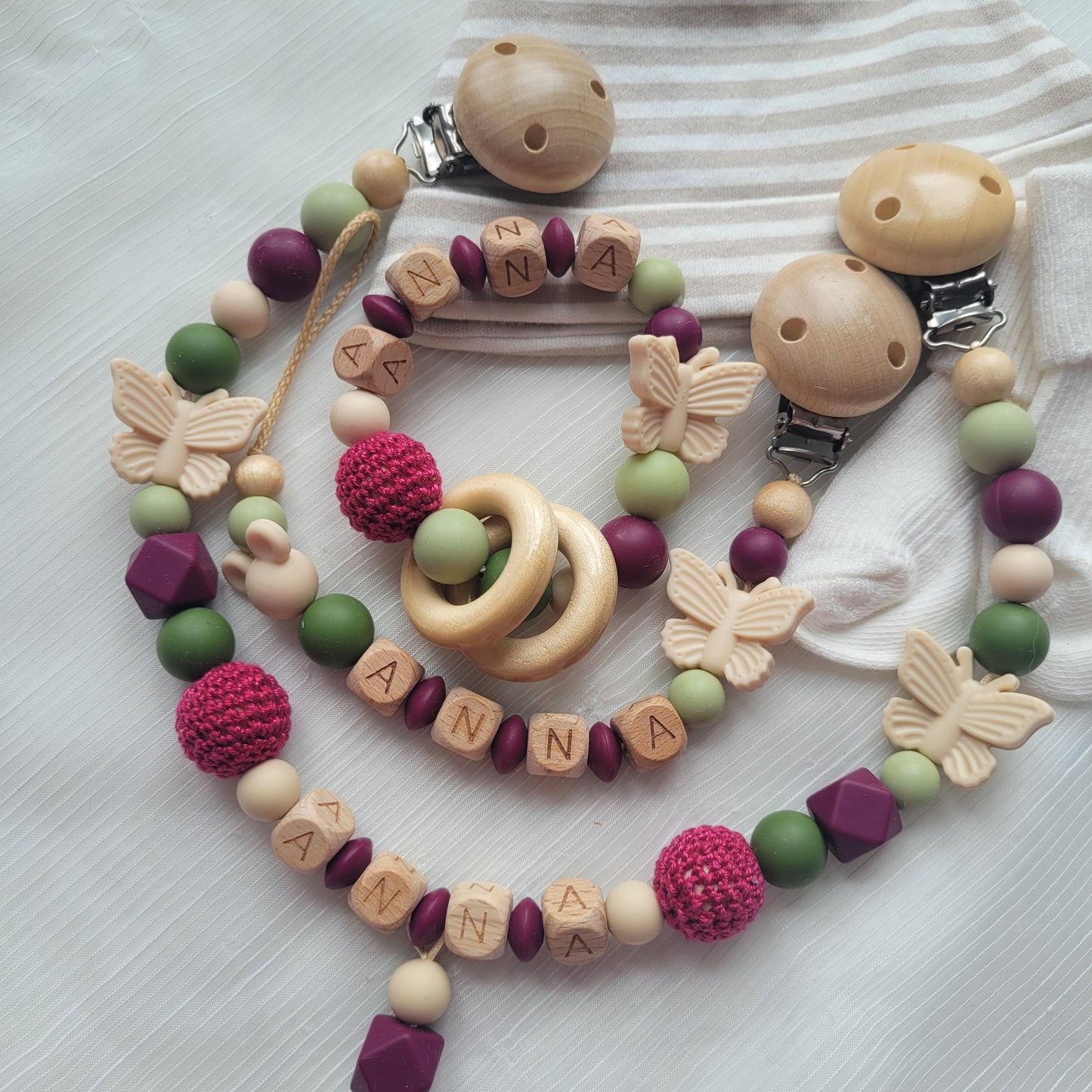 3 tlg Set Schnullerkette Kinderwagenkette Greifring Maus & Schmetterling brombeer grün beige