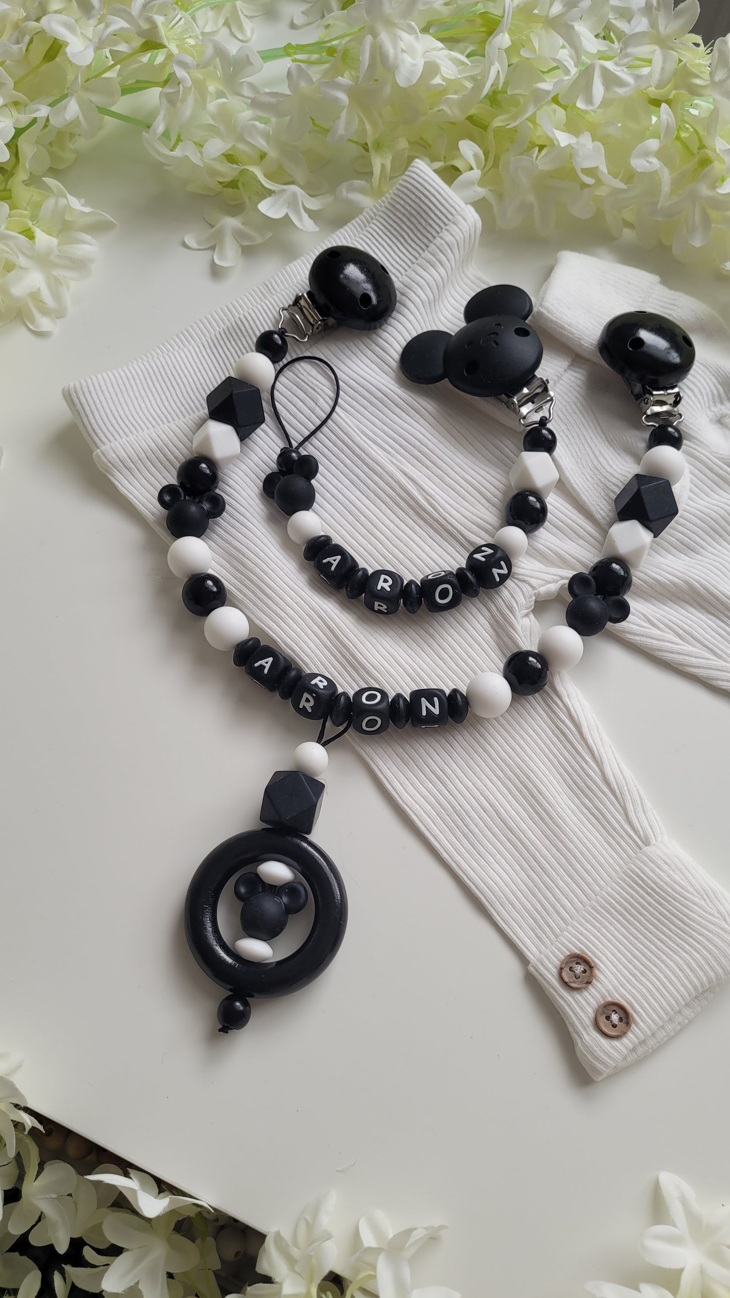 Kinderwagenkette & Schnullerkette mit Namen Maus schwarz weiß