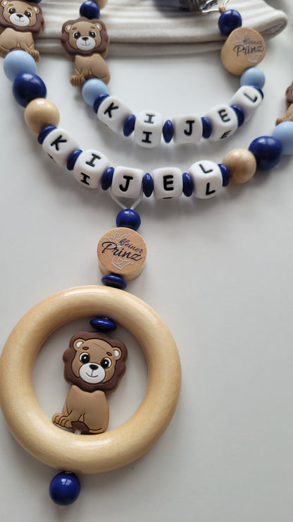 Kinderwagenkette & Schnullerkette mit Namen für Jungen Löwe kleiner Prinz blau marine holz