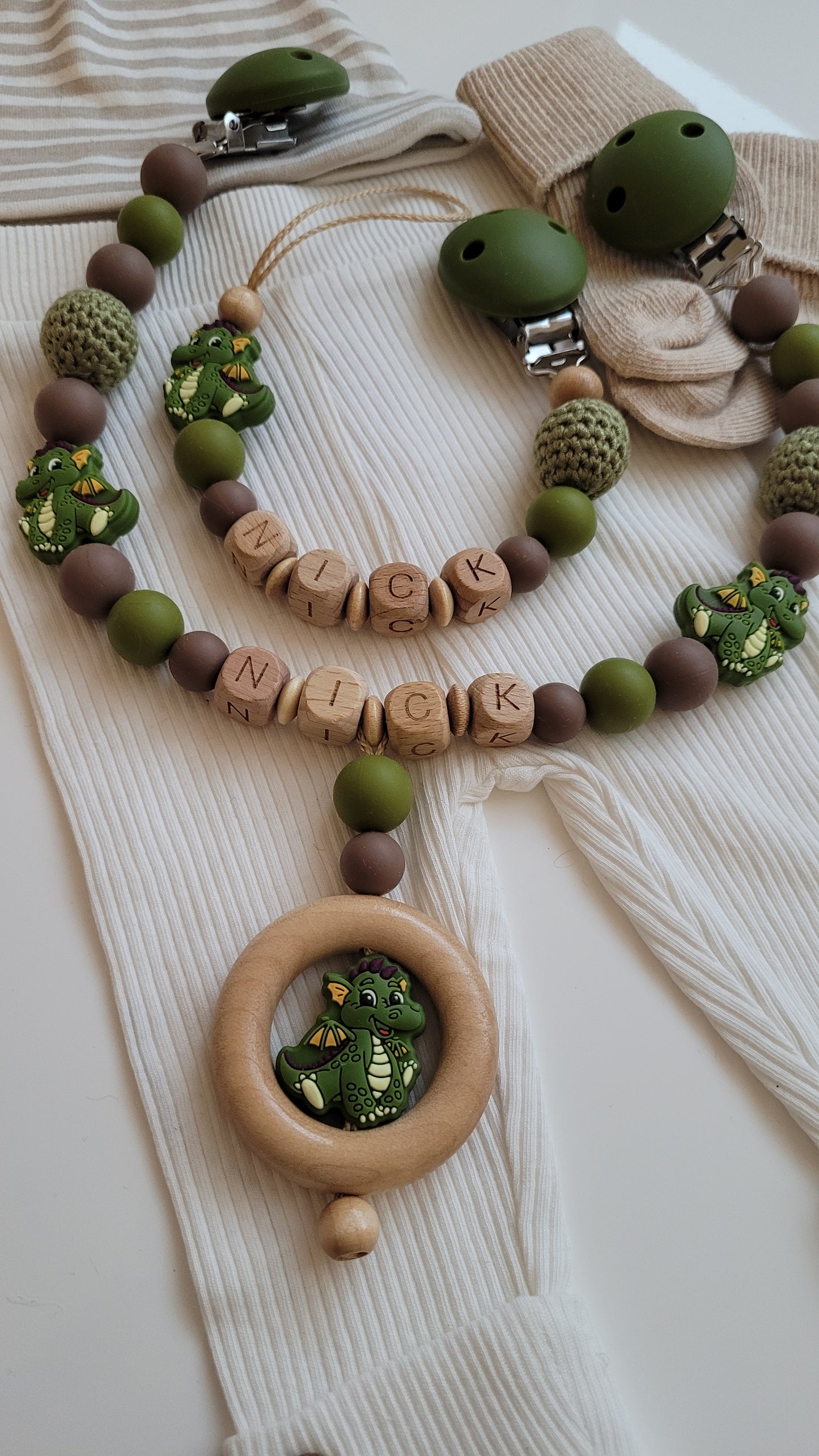 Kinderwagenkette & Schnullerkette mit Namen Drache grün holz braun
