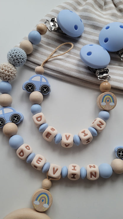 Schnullerkette mit Namen für Jungen Auto Regenbogen blau beige