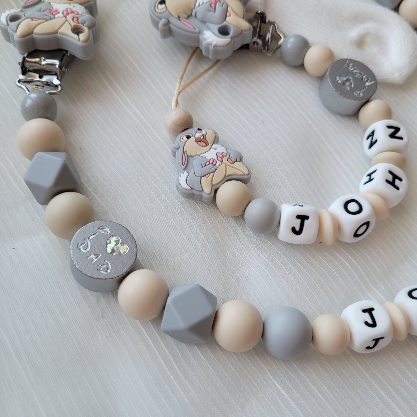 Kinderwagenkette & Schnullerkette mit Namen Hase grau beige silikon