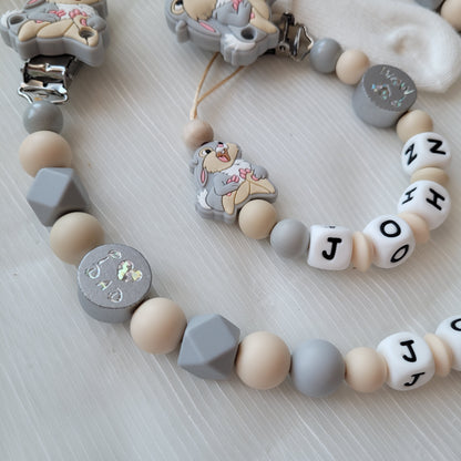 Kinderwagenkette & Schnullerkette mit Namen Hase grau beige silikon