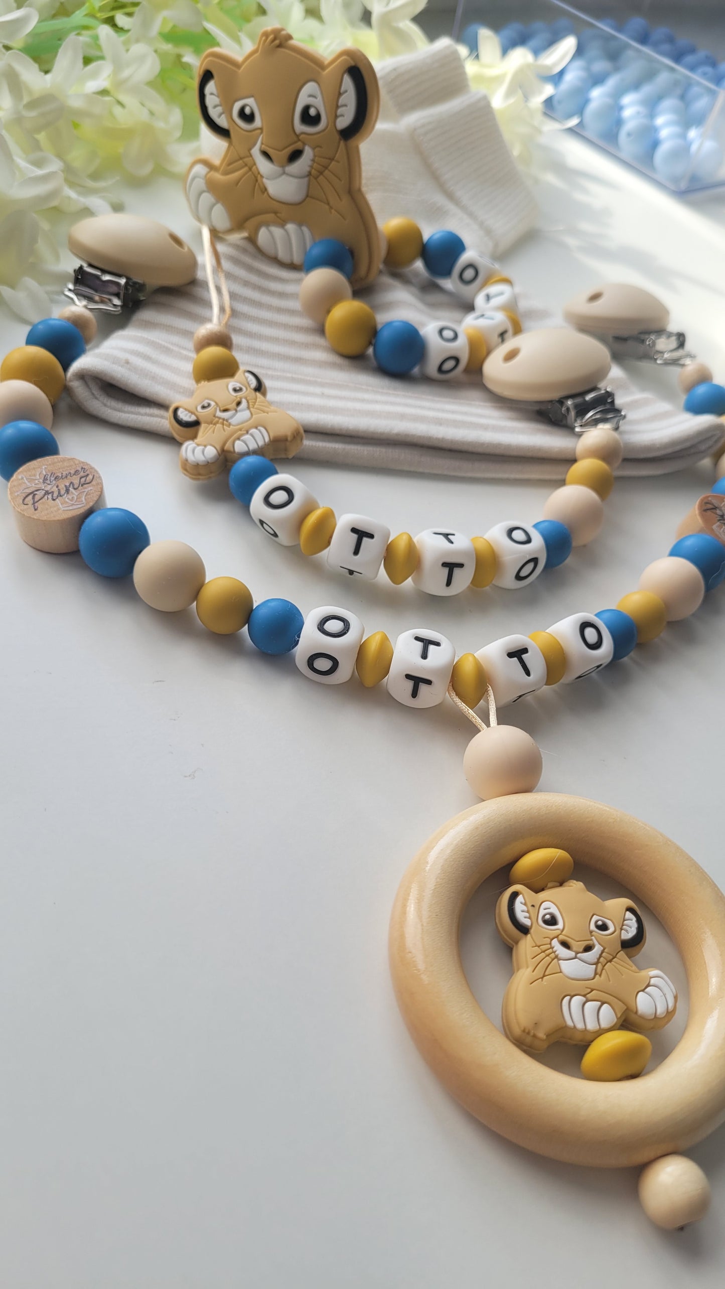 Kinderwagenkette & Schnullerkette mit Namen Löwen & kleiner Prinz blau beige