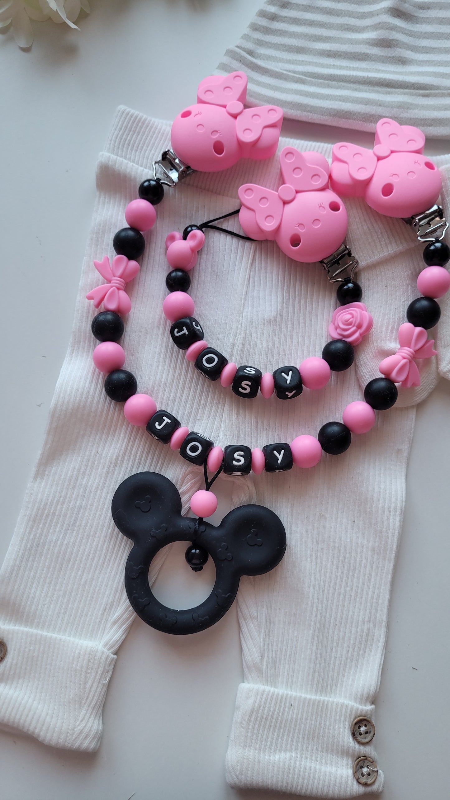 Kinderwagenkette & Schnullerkette mit Namen für Mädchen Maus & Blume pink schwarz