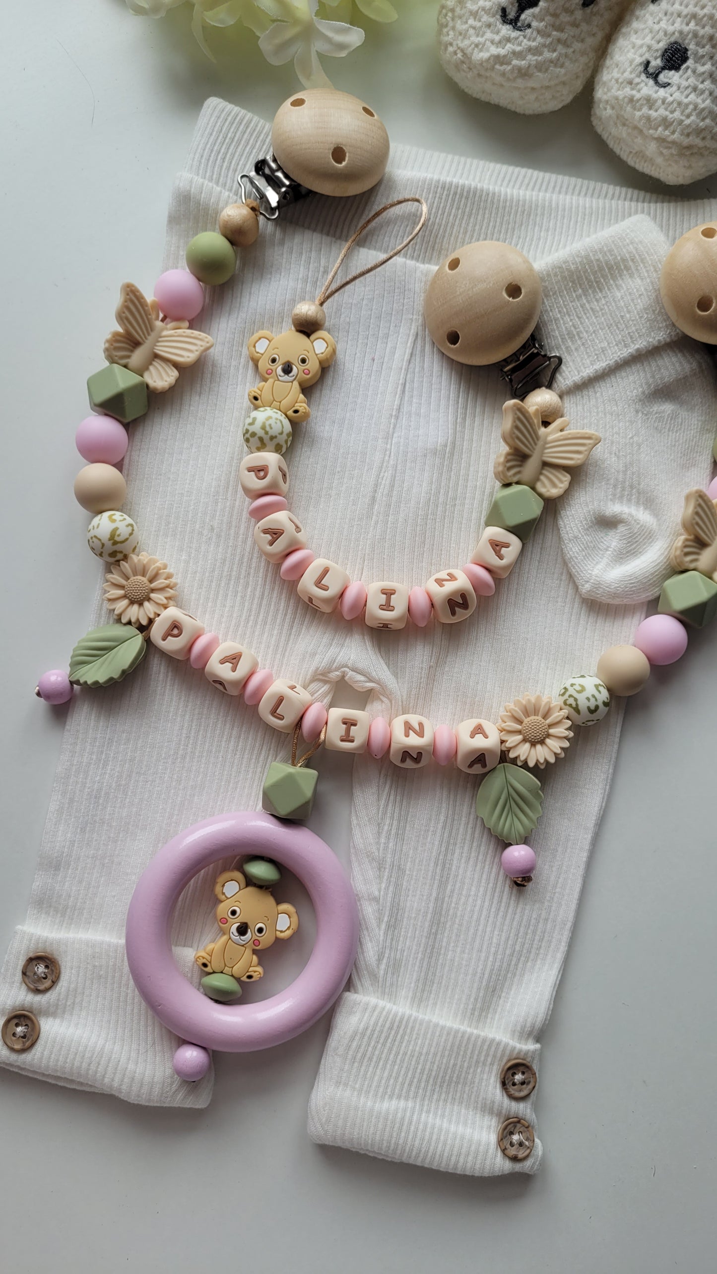 3tlg. Set Schnullerkette Kinderwagenkette & Spielring mit Namen Koala & Schmetterling rosa grün leo