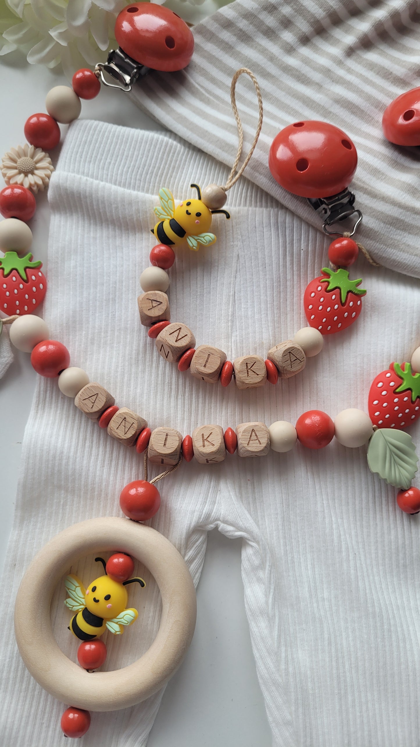 3er Set Kinderwagenkette & Schnullerkette + Greifring mit Namen für Mädchen Erdbeeren und Bienen
