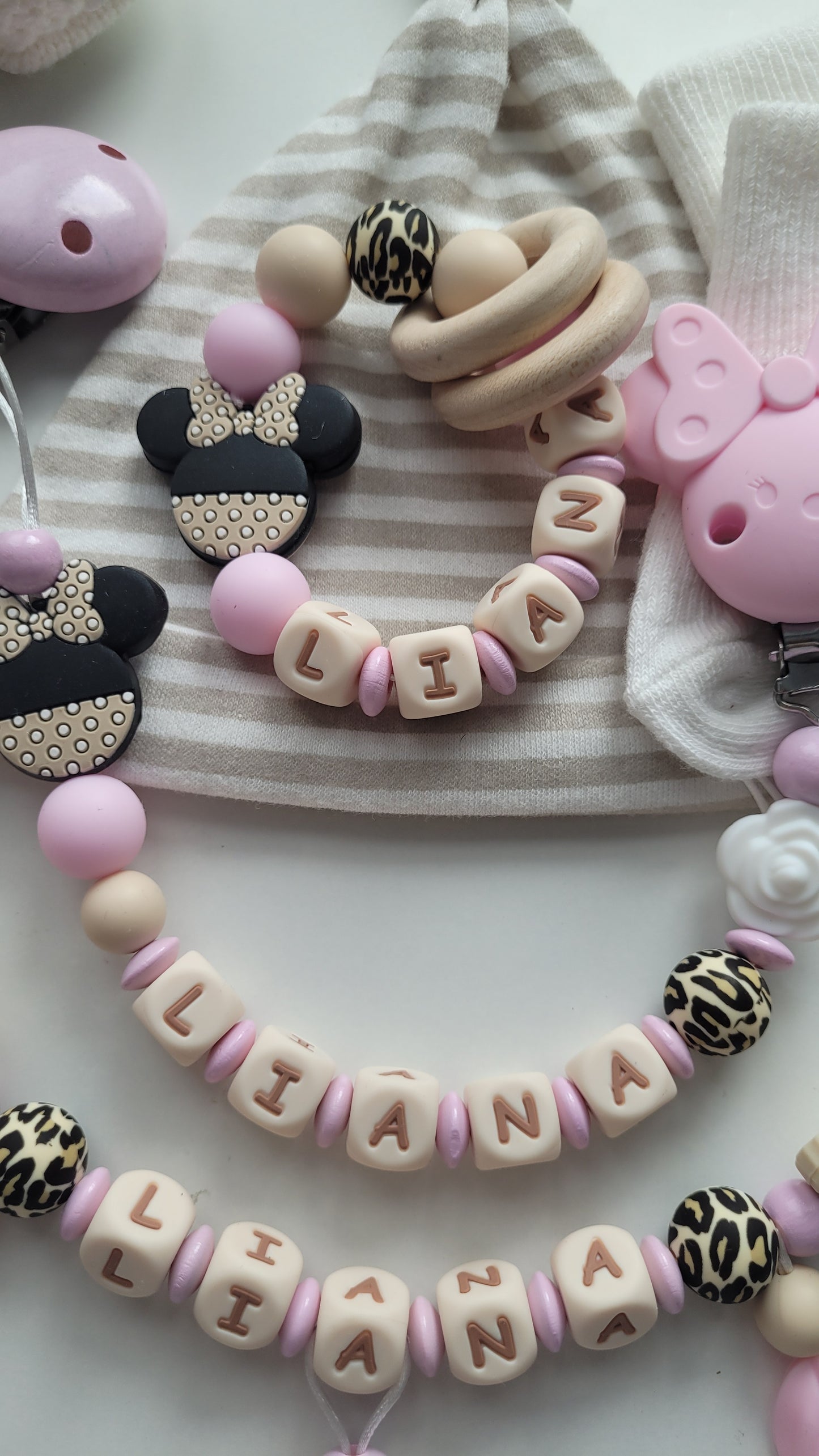 3er Set Schnullerkette Kinderwagenkette & Beissring mit Namen Mäuse & Schmetterlinge beige weiss rosa