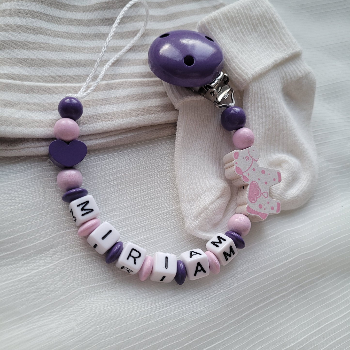 Schnullerkette mit Namen für Mädchen Herz & Pferd lila rosa
