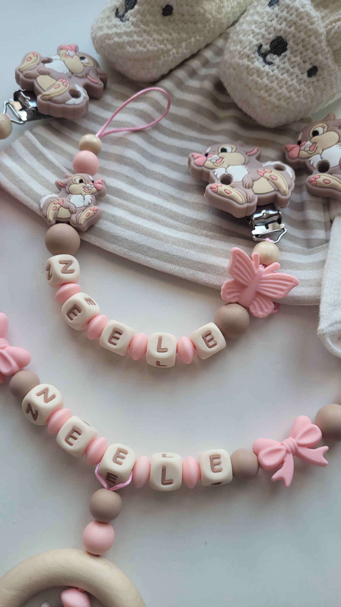 Kinderwagenkette & Schnullerkette mit Namen Hase Schmetterling apricot taupe