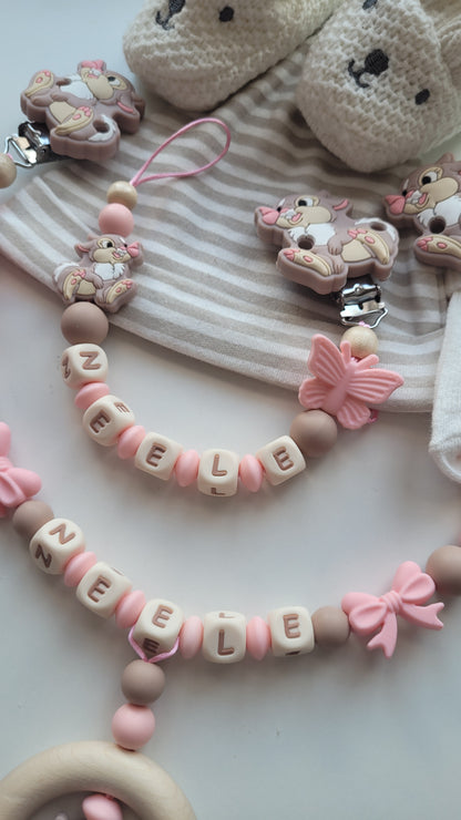 Kinderwagenkette & Schnullerkette mit Namen Hase Schmetterling apricot taupe