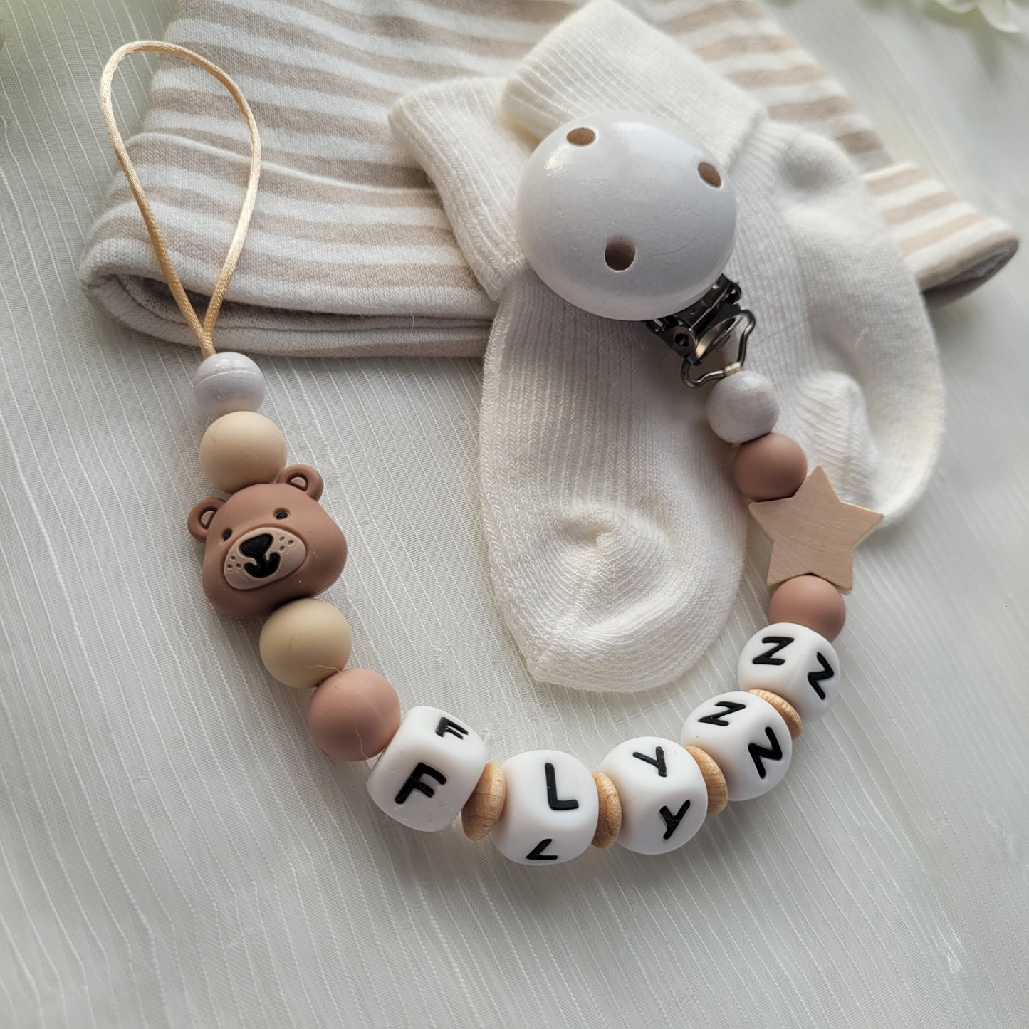 Schnullerkette mit Namen für Jungen Teddy Braun beige